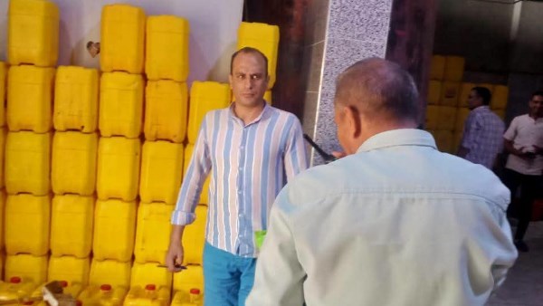 التحفظ على 5 أطنان زيوت طعام فاسدة داخل مصنع تعبئة غير مرخص بالمنيا