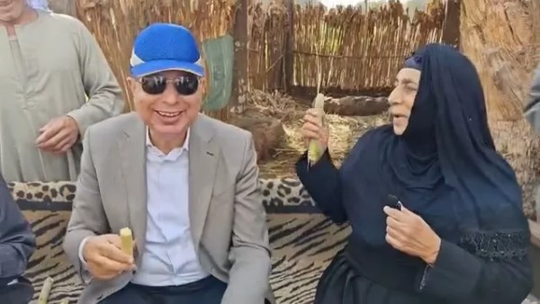 محافظ المنيا وسط أهالي كفر خزام.. ويقرر منح سيدة مدفن| صور