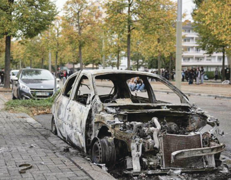 أزمة سياسية في فرنسا بعد أعمال عنف وتوجّه لتمديد حظر التجول