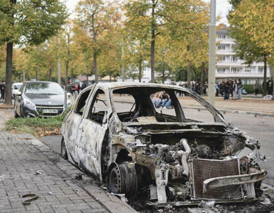 أزمة سياسية في فرنسا بعد أعمال عنف وتوجّه لتمديد حظر التجول