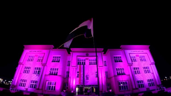 باللون الوردي.. جامعة أسيوط الأهلية تضيء ليلها برسالة أمل في مواجهة سرطان الثدي