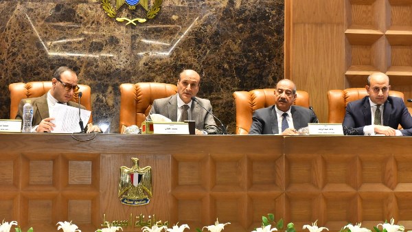 محافظ أسيوط يوافق على تخصيص أراضٍ لإقامة مشروعات خدمية ويناقش ملفات التنمية