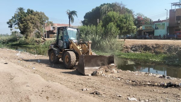 محافظ أسيوط: رفع مخلفات ونواتج تطهير الترع بقرى منقباد ودرنكة وريفا