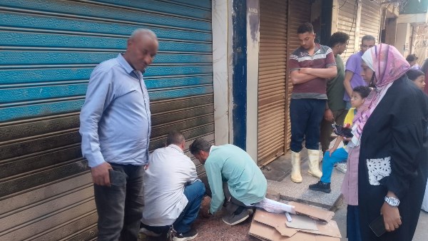 أغلاق 4 محلات وإنذار 12 لتوفيق أوضاعهم خلال حملة إشغالات في حي شرق أسيوط| صور