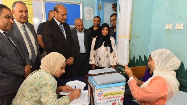 محافظ أسيوط يتابع حملة التطعيم ضد الحصبة والحصبة الألمانية بساحل سليم