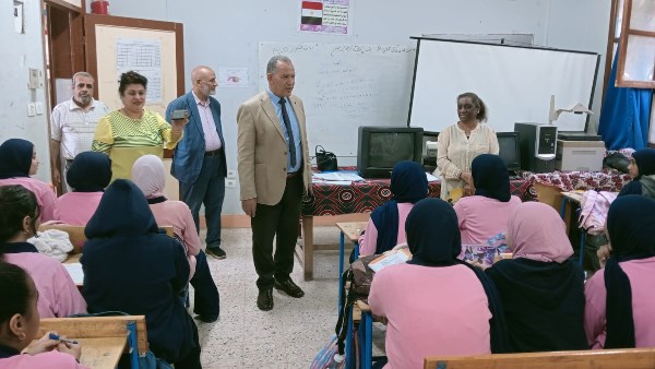 وكيل التعليم بأسيوط يتفقد مدارس القوصية ويتابع تسليم أجهزة التابلت وتدريب المعلمين
