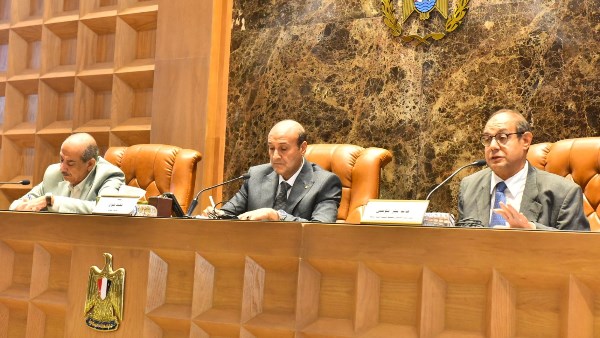 محافظ أسيوط يعقد لقاءً موسعًا لمناقشة تحديث المخطط الاستراتيجي للمدينة ورسم ملامح التنمية العمرانية المستقبلية