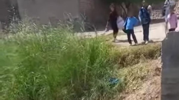 بين الحجارة ومياه الترعة.. أطفال مدارس البياضى بجرجا يخوضون رحلة يومية محفوفة بالخطر