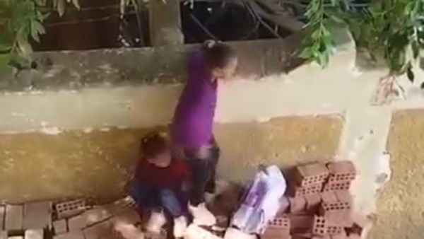 فيديو يُثير الجدل .. تلاميذ ابتدائي يقفزون من فوق سور مدرسة حكومية بأخميم في سوهاج | شاهد