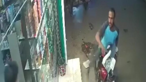 “لحقه في آخر لحظة”.. محاولة سرقة موتوسيكل عامل ديليفري أمام صيدلية بسوهاج فجرًا