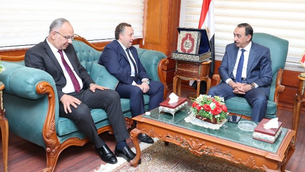 محافظ سوهاج يستقبل النقيب العام لمهندسي مصر