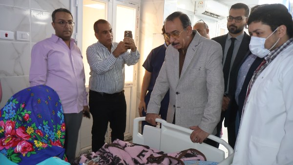 “كلنا جينا نطمن عليكي”.. محافظ سوهاج يزور ممرضة مريضة بالمستشفى العام
