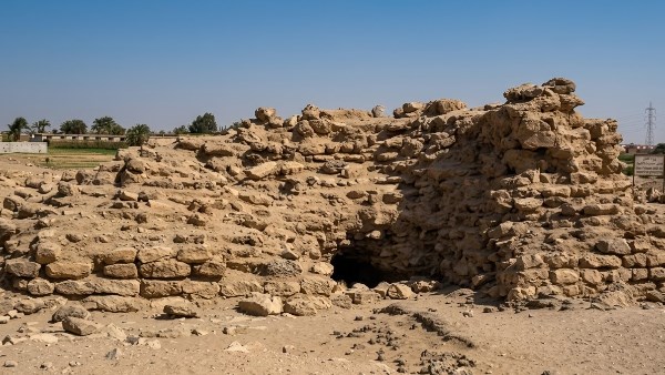 أسرار سوهاج.. أماكن لا يعرف حكايتها الكثيرون.. “هرم السينكي” حكاية أثر فرعوني غامض دفنته الرمال في صحراء البلينا