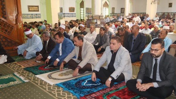 محافظ سوهاج يؤدي صلاة الجمعة بمسجد الشرطة ويلتقي المواطنين عقب الصلاة