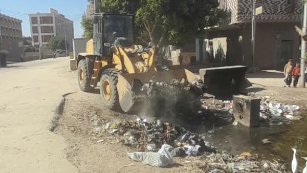 قنا.. رفع 70 طن قمامة ومخلفات خلال حملات لتحسين مستوى النظافة بأبوتشت