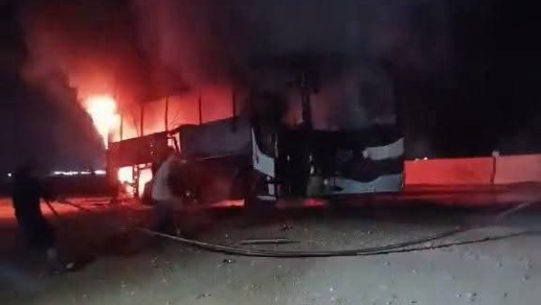 تفحم بالكامل.. العناية الإلهية تنقذ 40 راكبا بحريق أتوبيس قنا| صور