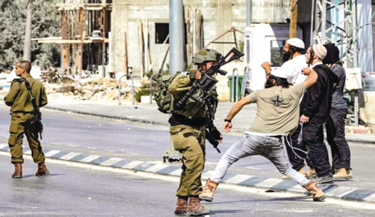 تصاعد عنف المستعمرين.. إصابة 409 فلسطينيين وإحراق 436 سيارة