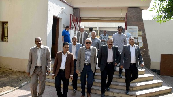 محافظ الأقصر يطلق حملة تطعيم الأطفال ضد الحصبة من مدرسة وادي الملكات