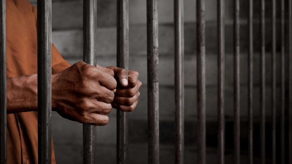 هارب من حكم بالسجن 5 سنوات.. ضبط تاجر مخدرات بحوزته حشيش وشابو وسلاح ناري في الأقصر