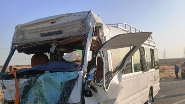 الصور الأولى لحادث تصادم أتوبيس بسيارة كوستر بطريق أسوان / أبو سمبل البرى.. صور