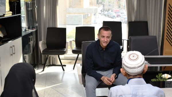 محافظ أسوان يستمع لمطالب وشكاوى 35 مواطنًا خلال اللقاء الجماهيرى الأسبوعى