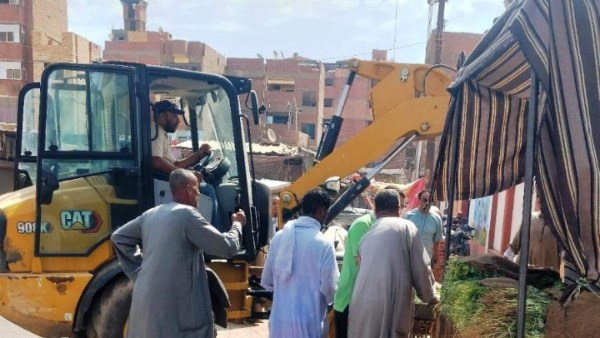 في أسوان.. رفع 11 حالة إشغال والتحفظ على 30 من المضبوطات بمدينة دراو