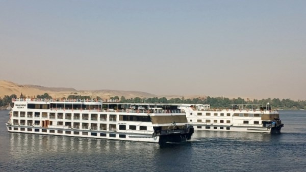 إعادة تعويم باخرة سياحية بعد تعرضها للشحوط في مياه نهر النيل بأسوان