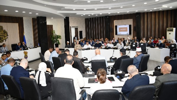 تكثيف الرقابة على سيارات السيرفيس وغرامات فورية وإلغاء ترخيص المخالفين لخطوط السير في أسوان