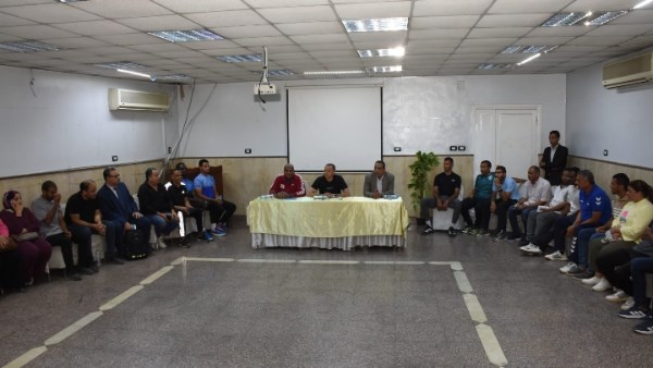 محافظ أسوان يعقد لقاءً وحوارًا مفتوحًا مع طلاب كلية علوم الرياضة لتعزيز ورفع الوعى الوطنى
