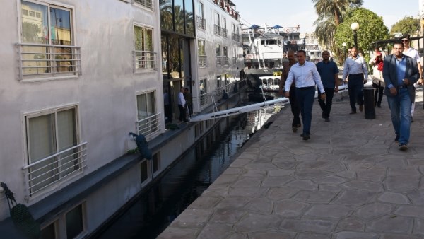 مخالفات بالعوادم والصرف الصحي.. محافظ أسوان يفاجئ العائمات السياحية بجولة رقابية