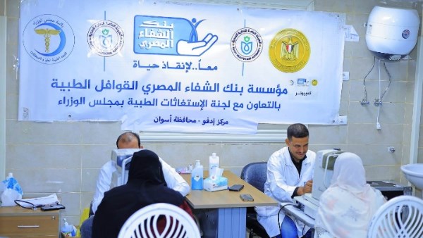 محافظ أسوان يتابع أعمال القافلة الطبية المتكاملة فى تخصص الرمد بإدفو .. توقيع الكشف على 581 حالة