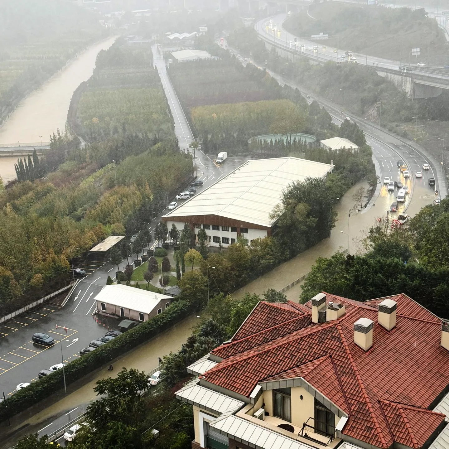 Istanbul floods shut schools