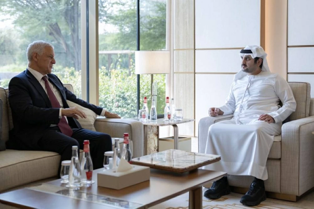 مكتوم بن محمد يبحث مع رئيس «ستاندرد تشارترد» مستهدفات دبي الاقتصادية