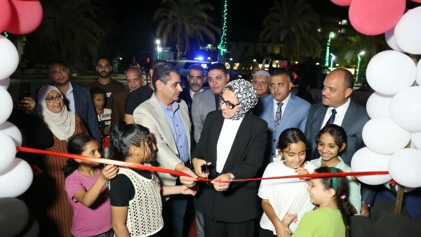 وتتواصل الاحتفالات .. محافظ الوادي الجديد تفتتح حديقتين للأنشطة المفتوحة بالأحياء