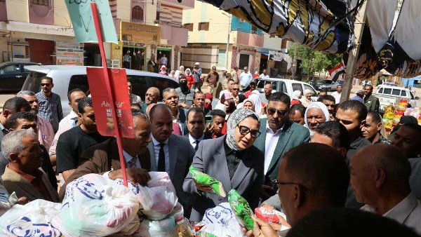 محافظ الوادي الجديد تتابع تدشين مبادرتين لخفض أسعار السلع الغذائية وتؤكد دعم المبادرات الجادة