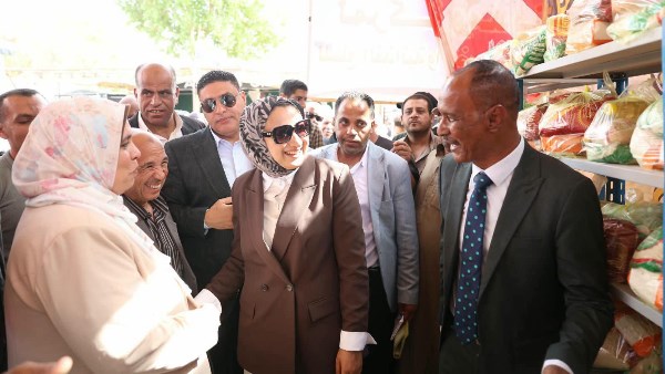 موجز أخبار الوادي الجديد| المحافظ تفتتح أعمال الإحلال الجزئي والتوسعة بمدرسة باريس.. وندوة عن تعزيز القيم والولاء لدى الشباب