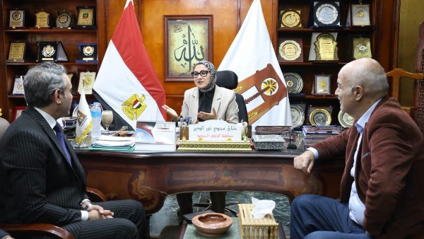 موجز أخبار الوادي الجديد.. المحافظ تلتقي مستشار مجلس الوزراء و تبحث مع وفد جهاز شئون البيئة دعم أداء الفرع الإقليمي