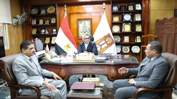 أخبار الوادي الجديد: المحافظ تلتقي سكرتير عام المحافظة الجديد وتكرّم السابق وتتابع بدء أعمال رصف طريق أرض النور