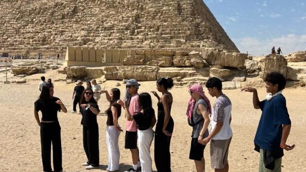 “الريشة الطائرة” ينظم جولة سياحية بالأهرامات للوفود المشاركة ببطولة العالم للناشئين