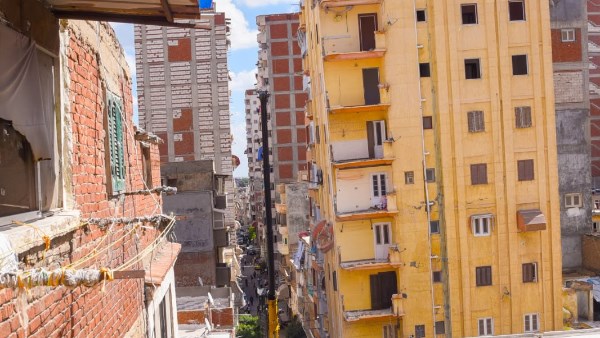 إزالة أجزاء من العقار المائل بلامبروزو.. إجراءات عاجلة من محافظة الإسكندرية
