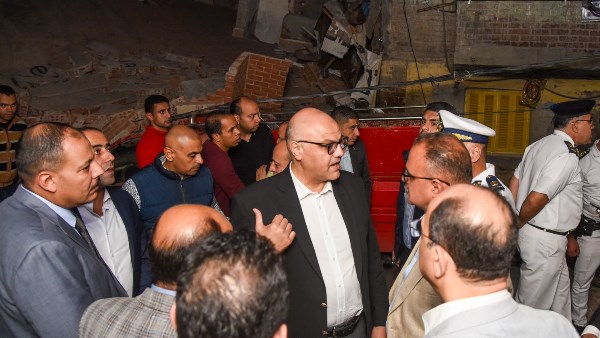 محافظ الإسكندرية يتابع ميدانيًا جهود الإنقاذ عقب سقوط عقار بحي شرق