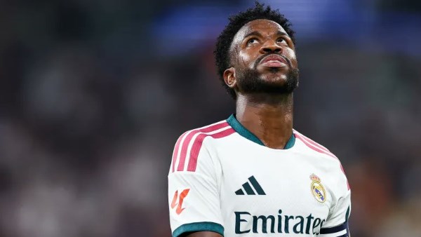فينيسيوس مهدد بالغياب عن كلاسيكو ريال مدريد وبرشلونة بسبب عقوبة الإيقاف