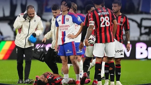 منتخب مصر يتابع إصابة محمد عبد المنعم بعد خروجه من مباراة ليون ونيس