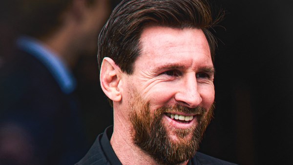 ميسي يضحك على إهانة جماهير ريال مدريد.. رد فعل غير متوقع في حكاية من البرنابيو