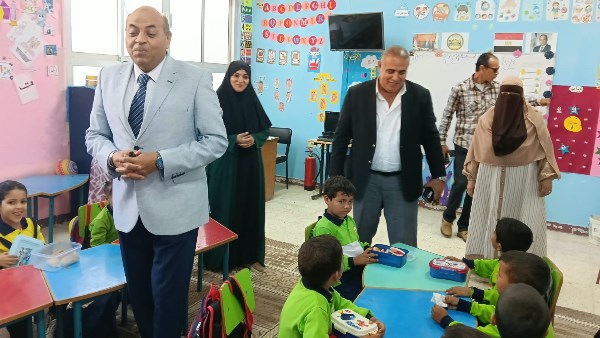 مدير تعليم مطروح يتابع انتظام الدراسة ويوجه بتفعيل مجموعات الدعم المدرسي فورا