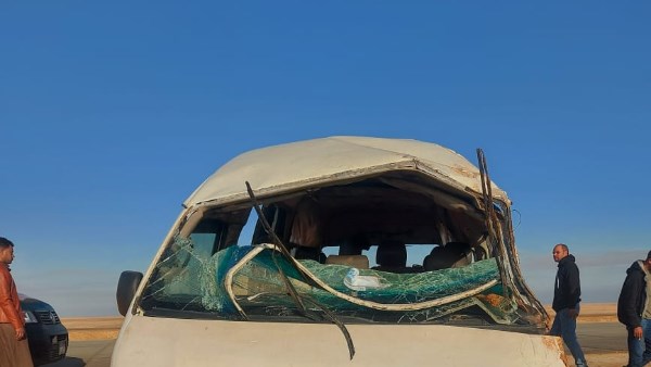 مصرع أم ونجلها في انقلاب سيارة ربع نقل بالطريق الساحلي في مطروح