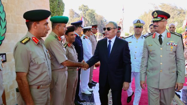 محافظ الإسماعيلية يضع إكليلا من الزهور على النصب التذكاريّ لشهداء الجيش الثاني الميداني