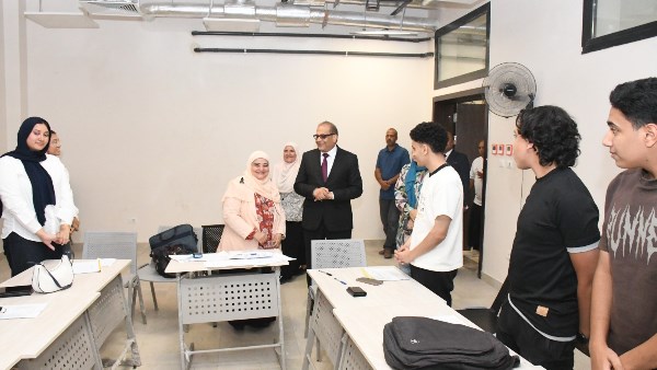 رئيس جامعة الإسماعيلية الجديدة الأهلية يتفقد القاعات التعليمية ويتابع تجارب الطلاب