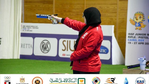 رئيس جامعة قناة السويس يهنئ الطالبة يارا عصام بتحقيق المركز الرابع عالميًا في الرماية