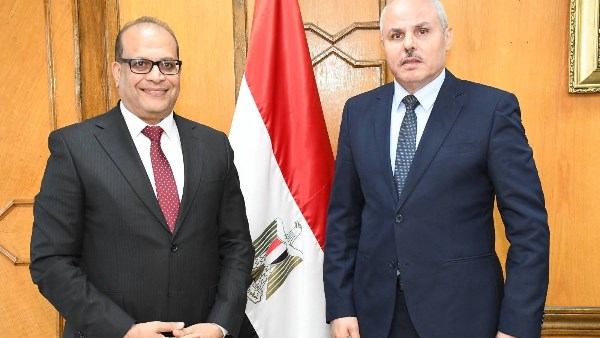 رئيس جامعة الإسماعيلية الجديدة يهنئ ناصر مندور باستمراره رئيسًا لجامعة قناة السويس